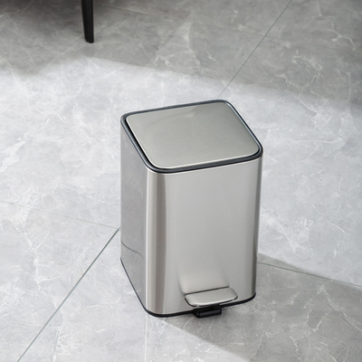 acheter La série Silver Rectangle Defender en acier inoxydable durable est un bac à ordures avec une poubelle à pédale de salle de bain fermée douce. fabrication en ligne