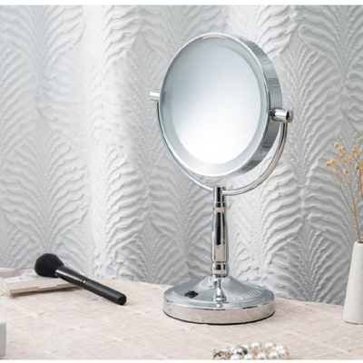 Une lampe à LED, un miroir de maquillage d'une épaisseur de 6 mm et un support en argent.