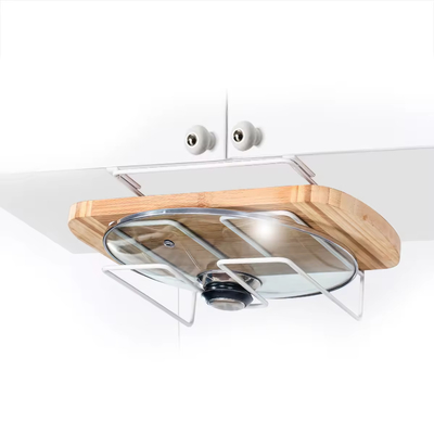 Au-dessus de l' armoire de fer de fil de fer porte-couverts de pot et porte-bouteilles de vin pour le garde-manger