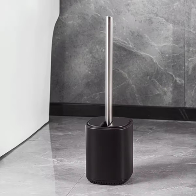 Une brosse et un support de nettoyage de toilettes en acier à la mode avec un design contemporain