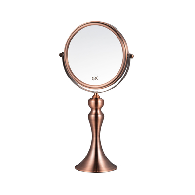 Le maquillage en cuivre sur le comptoir, le miroir, est écologique et durable